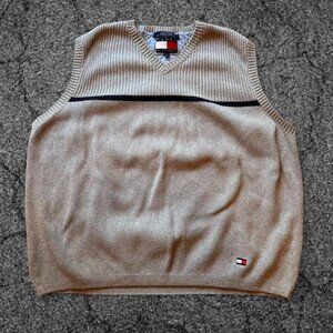 🩶 Tommy Hilfiger Grey Knit Sweater Vest